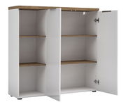 Offener XL-Aktenschrank mit zwei Türen, weiß mit Holzakzenten, seitliche Perspektive