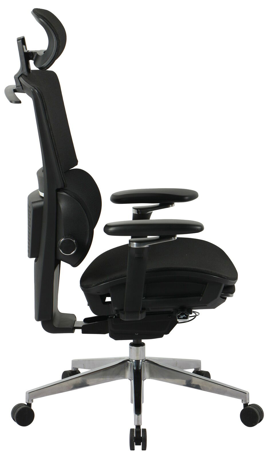 Seitliche Ansicht eines modernen Chefsessels mit verstellbarer Kopfstütze und Armlehnen, schwarzer Polsterung und stabilem Metallfuß mit Rollen.