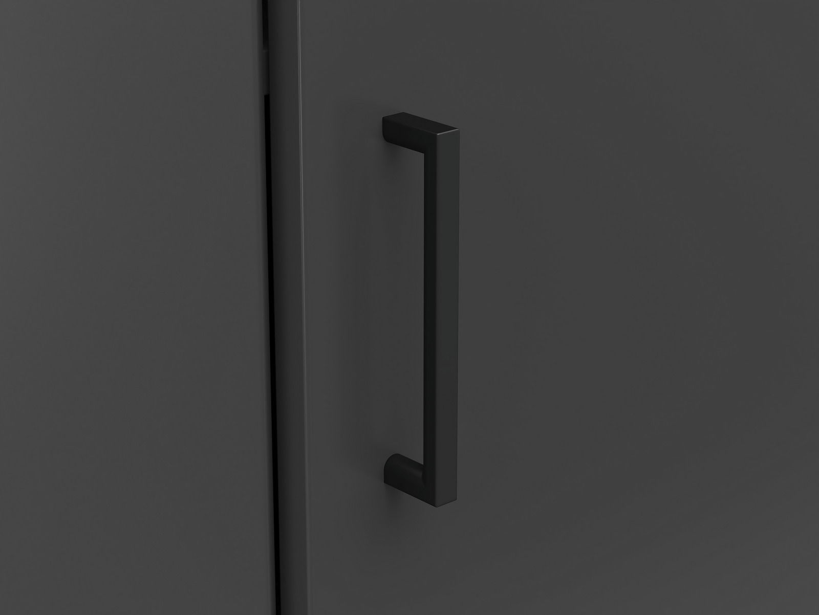 Nahaufnahme eines schwarzen Türgriffs an einer dunklen Eckkommode, seitliche Perspektive