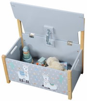 Kindersitzbank Alpaka mit Stauraum, geöffnet, von oben fotografiert, mit Spielzeug gefüllt, graue Farbe mit Alpaka-Motiven.