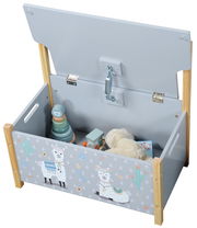 Kindersitzbank Alpaka mit Stauraum, geöffnet, von oben fotografiert, mit Spielzeug gefüllt, graue Farbe mit Alpaka-Motiven.