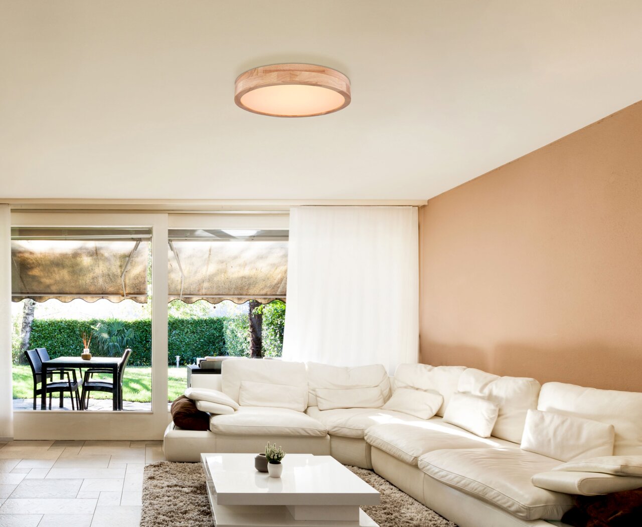 Globo Lighting Deckenleuchte RAINER Deckenleuchte in Holzoptik, montiert an der Decke eines modernen Wohnzimmers, seitliche Perspektive