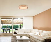 Deckenleuchte in Holzoptik, montiert an der Decke eines modernen Wohnzimmers, seitliche Perspektive