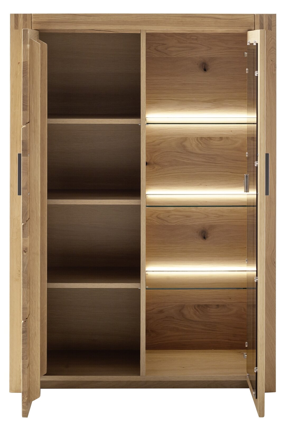 Hochwertiges Highboard aus Holz mit offenen Türen, linke Seite mit Regalböden, rechte Seite mit Glastüren und integrierter Beleuchtung, Frontalansicht.