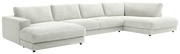 Großes, modernes U-förmiges Sofa in hellem Stoff, perspektivisch von vorne links fotografiert.
