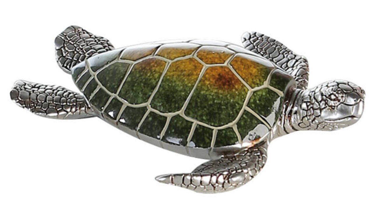 Decoratieve schildpad 'Josie' van polyresin met zilveren poten en een groen-bruin schild, gezien vanaf de zijkant.
