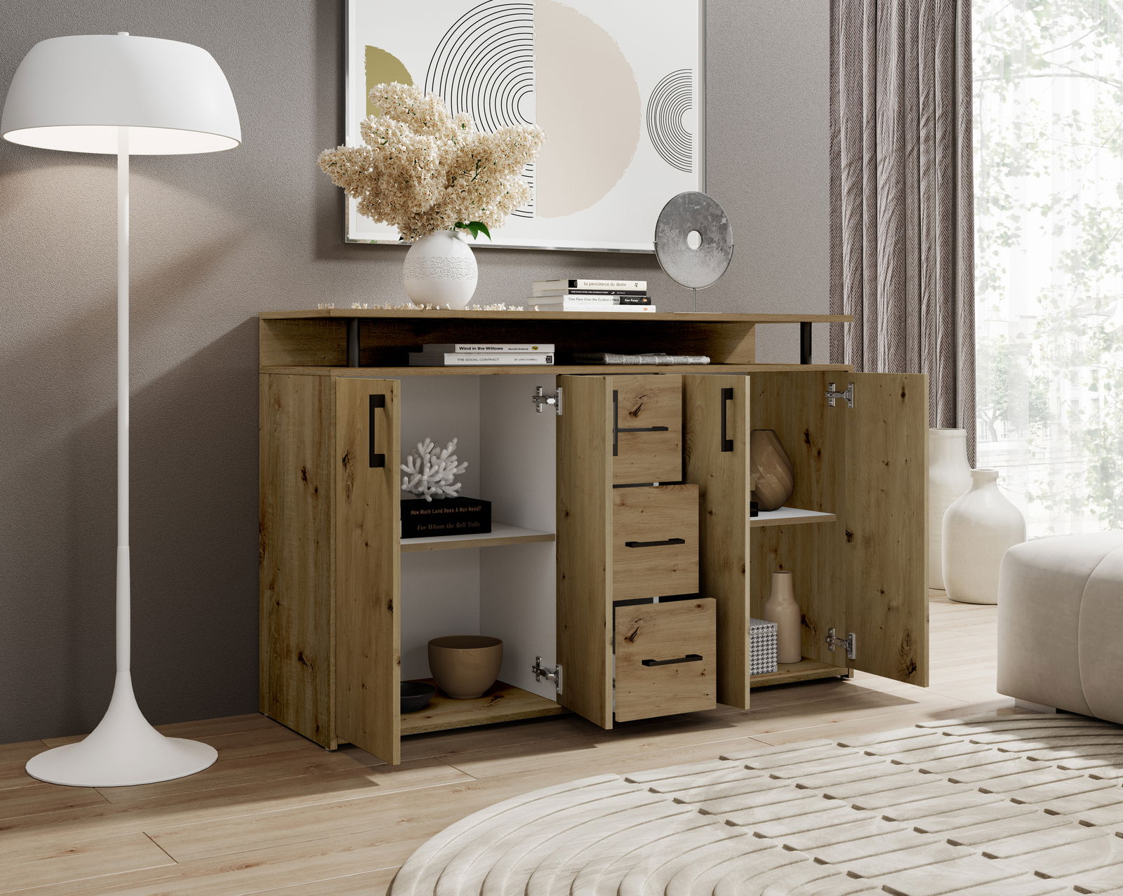 Holz-Sideboard mit offenen Türen und Schubladen, dekoriert mit Blumen und Büchern, aus der Perspektive eines Wohnzimmers.