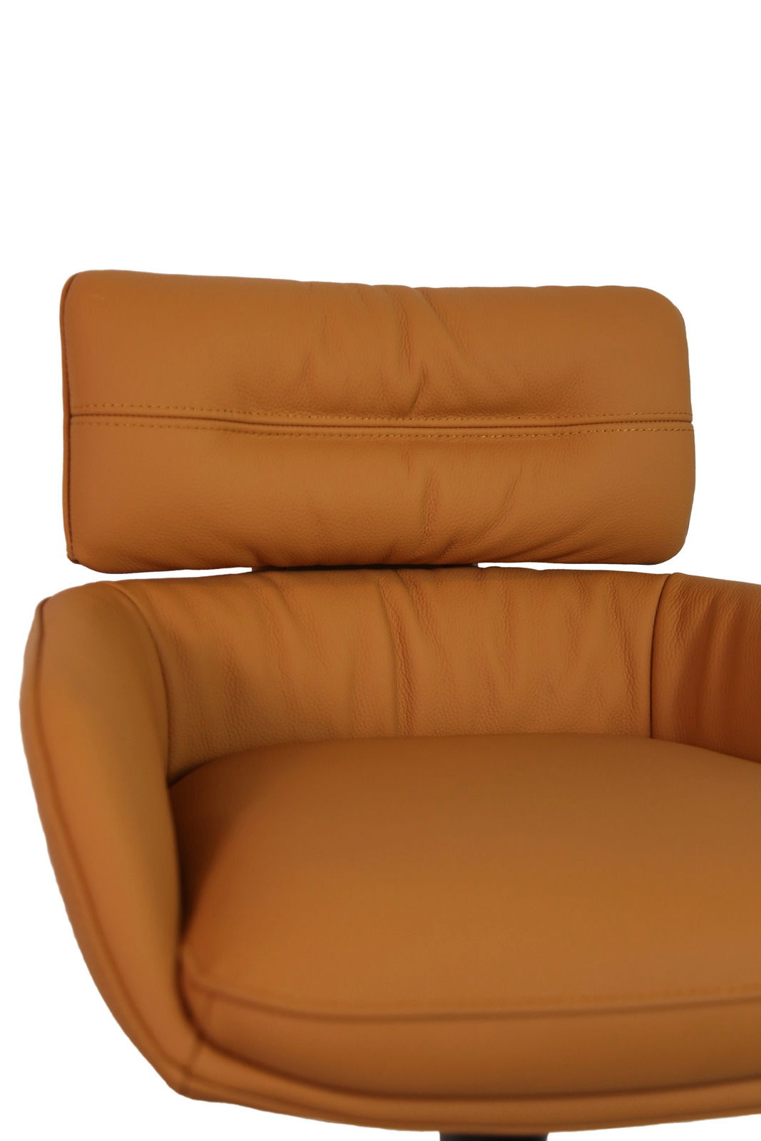 Dieter Knoll Barhocker PABLO Nahaufnahme eines Barhockers mit gepolsterter Rückenlehne und Sitzfläche in braunem Leder.