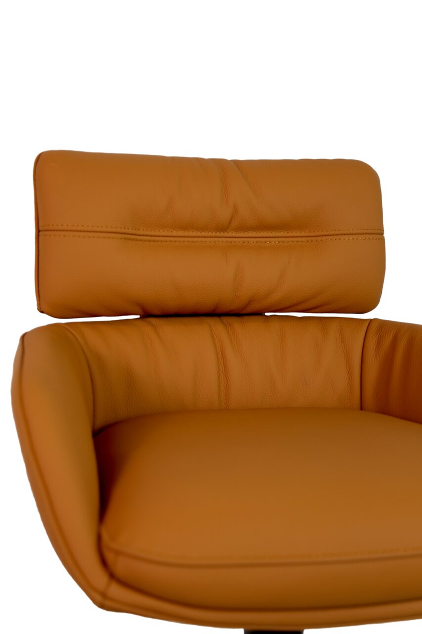 Nahaufnahme eines Barhockers mit gepolsterter Rückenlehne und Sitzfläche in braunem Leder.