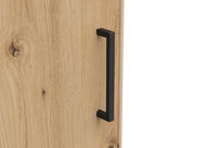 Nahaufnahme einer Holztür mit schwarzem Griff, seitliche Perspektive