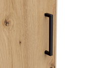 Nahaufnahme einer Holztür mit schwarzem Griff, seitliche Perspektive