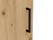Nahaufnahme einer Holztür mit schwarzem Griff, seitliche Perspektive