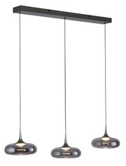 Moderne 3-flammige Pendelleuchte mit drei rauchgrauen, glänzenden Glas-Schirmen an schwarzer Deckenleiste, Frontansicht leicht von unten vor weißem Hintergrund