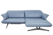 Blaue Longchairkombination aus Leder, frontal betrachtet, mit modernen schwarzen Metallfüßen.