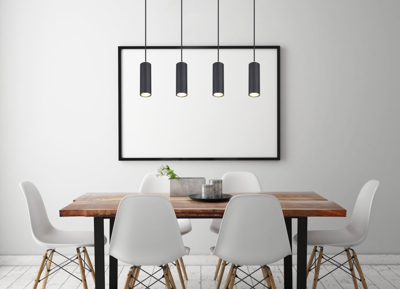 Globo Lighting Hängeleuchte ROBBY Moderne Hängeleuchte mit vier schwarzen zylindrischen Lampenschirmen über einem Esstisch, seitliche Perspektive.