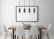 Moderne Hängeleuchte mit vier schwarzen zylindrischen Lampenschirmen über einem Esstisch, seitliche Perspektive.