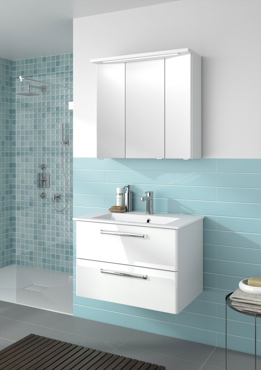 Moderner weißer Badblock mit Spiegelschrank und Waschbecken, seitliche Perspektive