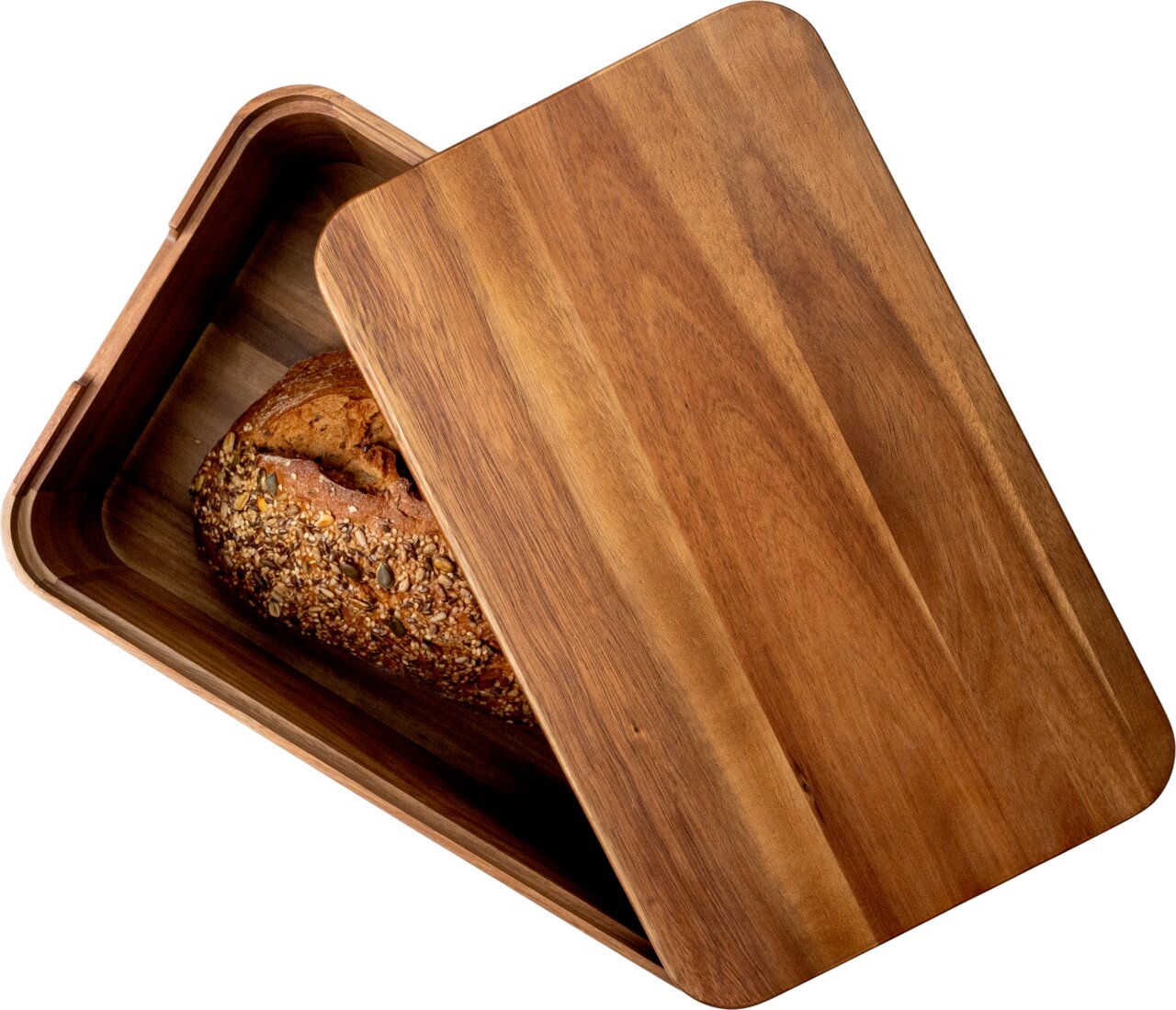 Holz-Brotkasten mit abgenommenem Deckel und sichtbarem Körnerbrot, schräg von oben in 3/4-Perspektive auf weißem Hintergrund