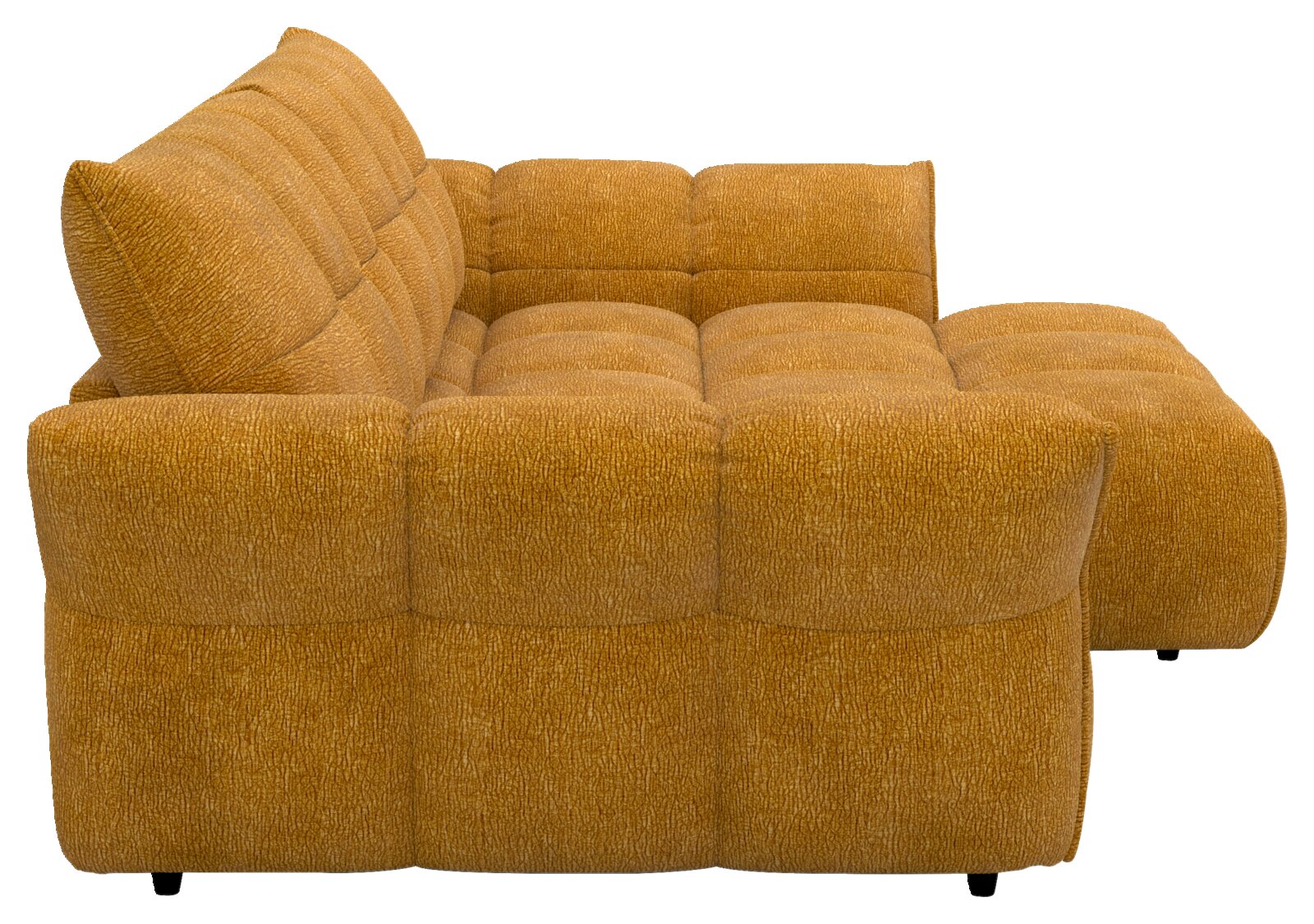 Okergele hoekbank met chaise longue rechts, bekleed met getextureerde stof en doorgestikte kussens, getoond in zijaanzicht vanaf links.