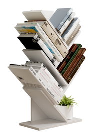 Weißes, modernes Bücherregal in Zickzack-Form mit schrägen Ablagen, gefüllt mit Büchern und einem kleinen Topf mit grüner Pflanze; Ansicht schräg von vorne.