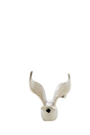 Silbernes Ornament in Form von zwei geschwungenen Blättern, frontal fotografiert.