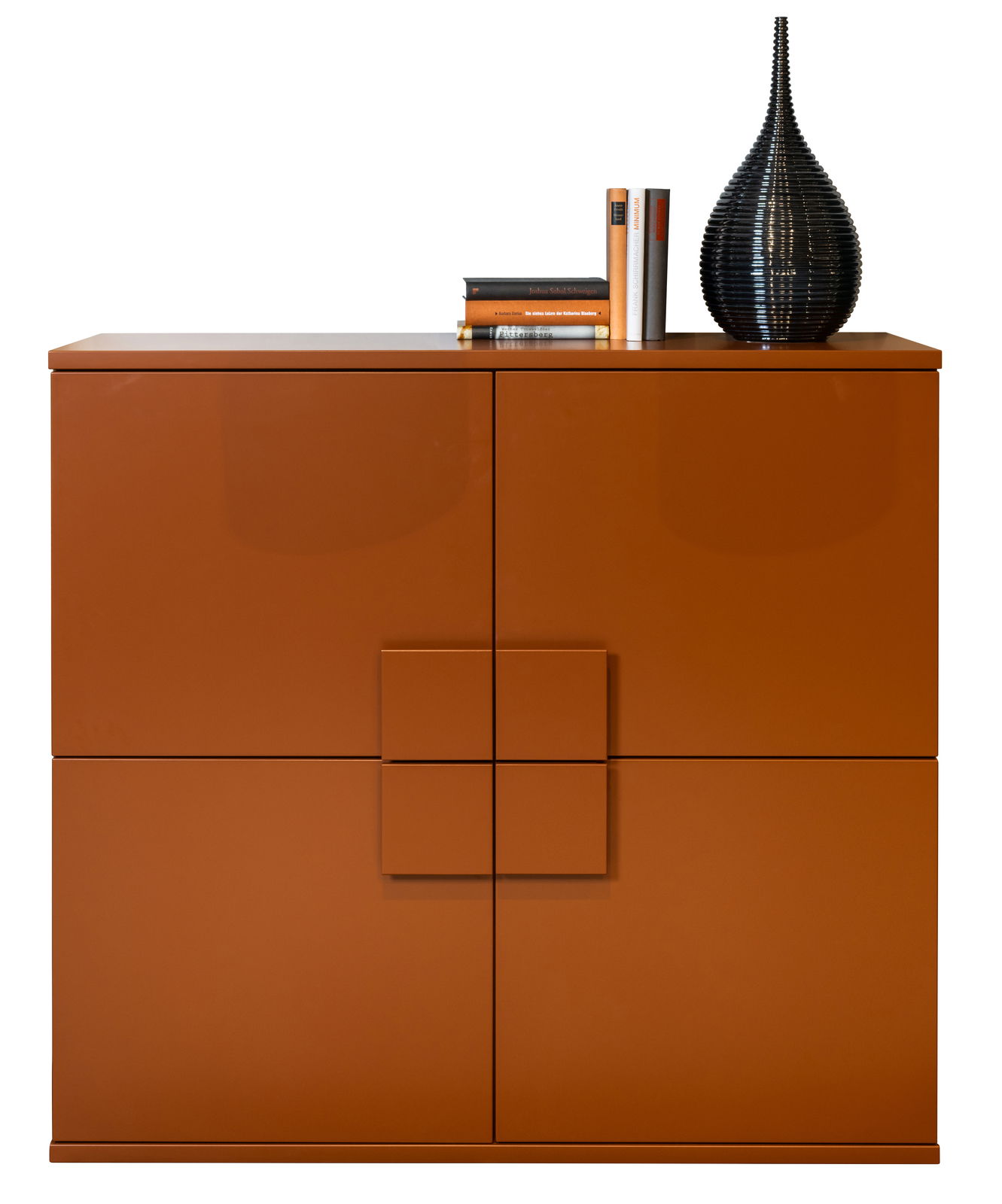 Frontale Ansicht eines modernen, orangefarbenen Highboards mit vier Türen, dekoriert mit Büchern und einer schwarzen Vase auf der Oberseite.