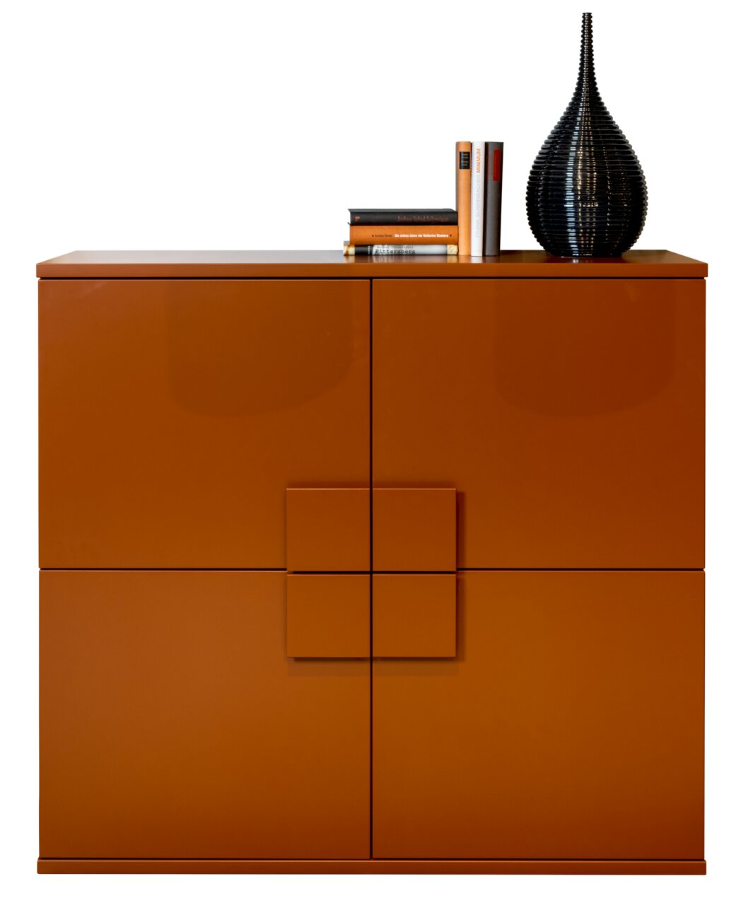 Frontale Ansicht eines modernen, orangefarbenen Highboards mit vier Türen, dekoriert mit Büchern und einer schwarzen Vase auf der Oberseite.