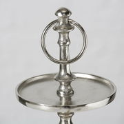 Nahaufnahme einer silbernen Deko-Etagere mit drei Ebenen, elegantes Design mit rundem Griff oben, seitliche Perspektive.