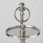 Nahaufnahme einer silbernen Deko-Etagere mit drei Ebenen, elegantes Design mit rundem Griff oben, seitliche Perspektive.