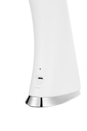 Nahaufnahme der Rückseite einer weißen LED-Schreibtischleuchte mit USB-Anschluss und silbernem Sockel.