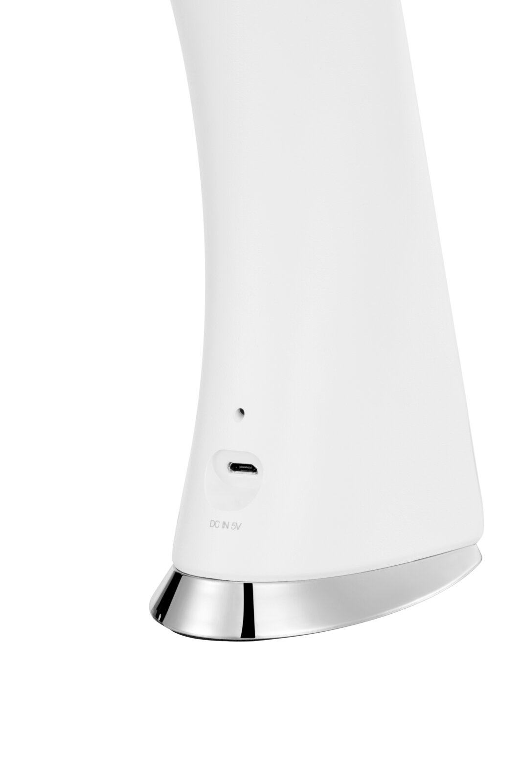 Nahaufnahme der Rückseite einer weißen LED-Schreibtischleuchte mit USB-Anschluss und silbernem Sockel.