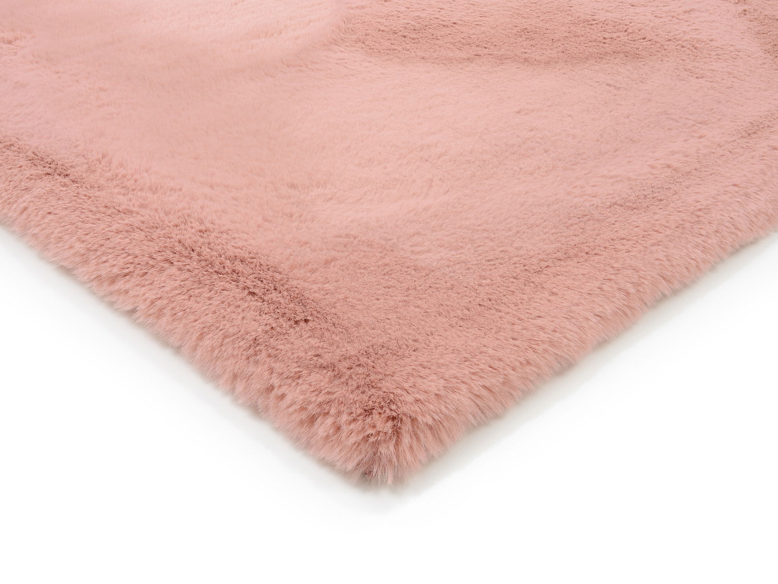Rosa Fellteppich in Nahaufnahme, perspektivisch von der Ecke aus gesehen