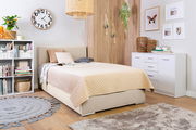 Gemütliches Schlafzimmer mit Boxbett 140, beige Bettwäsche, Bücherregal, Wanduhr und Dekorationen, seitliche Perspektive