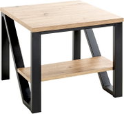 Kompakter Beistelltisch im Industrial-Design mit heller Holzplatte und Ablage, schwarzem Metallgestell und schrägen Rahmenbeinen, freigestellt auf Weiß, Ansicht schräg von vorne oben.