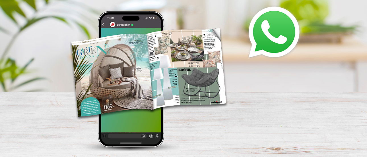 Smartphone mit einer geöffneten digitalen Werbebroschüre. Darüber das grüne WhatsApp-Logo.