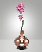 LED-Glasvasenleuchte mit kupferfarbener Vase und rosa Blumen, seitliche Perspektive
