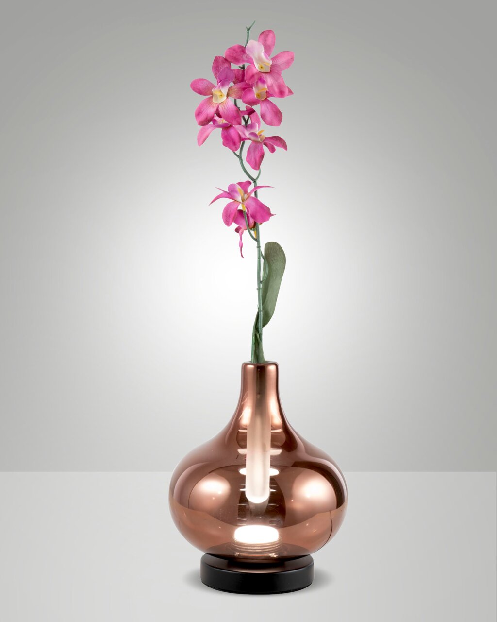 LED-Glasvasenleuchte mit kupferfarbener Vase und rosa Blumen, seitliche Perspektive