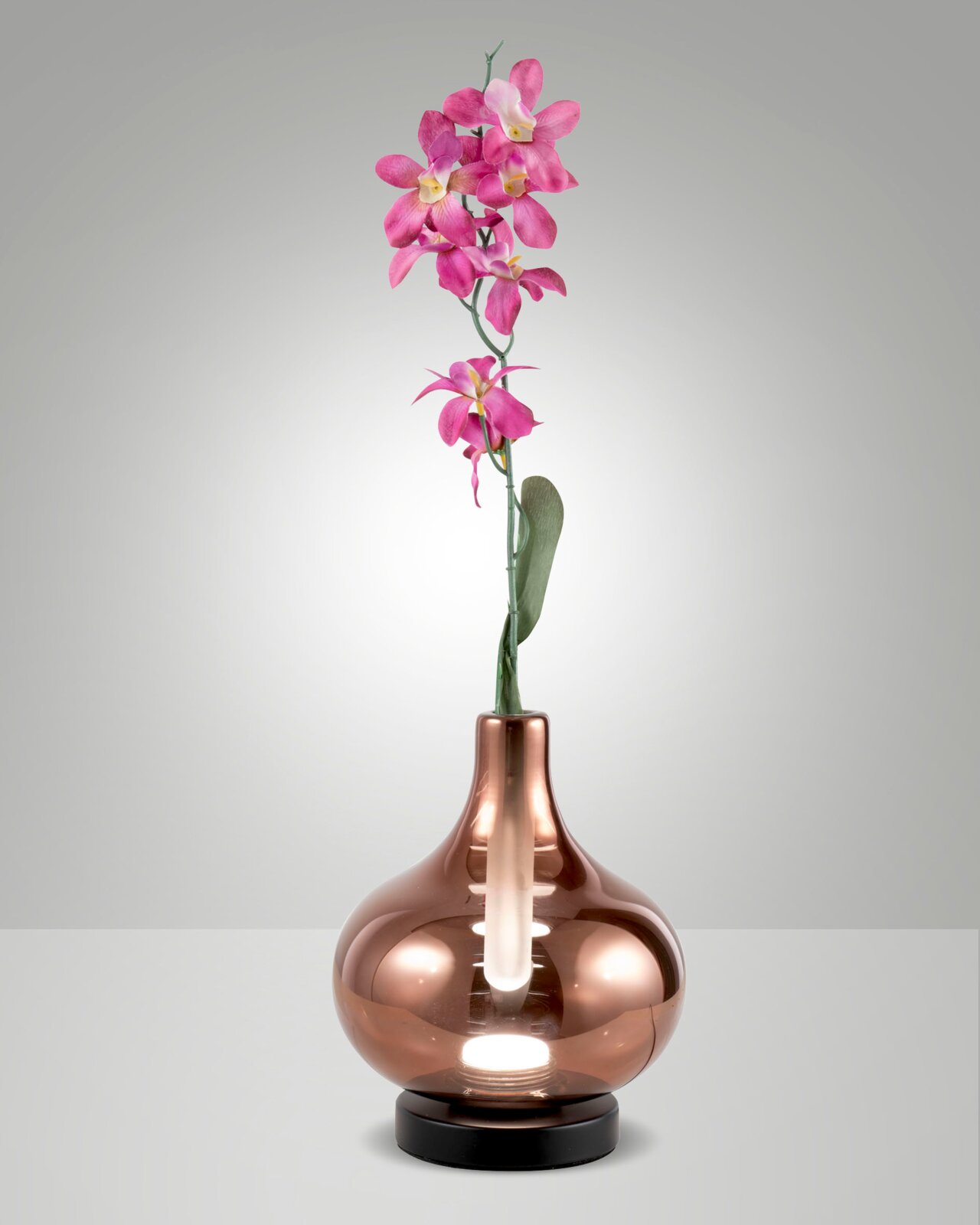 LED-Glasvasenleuchte mit kupferfarbener Vase und rosa Blumen, seitliche Perspektive