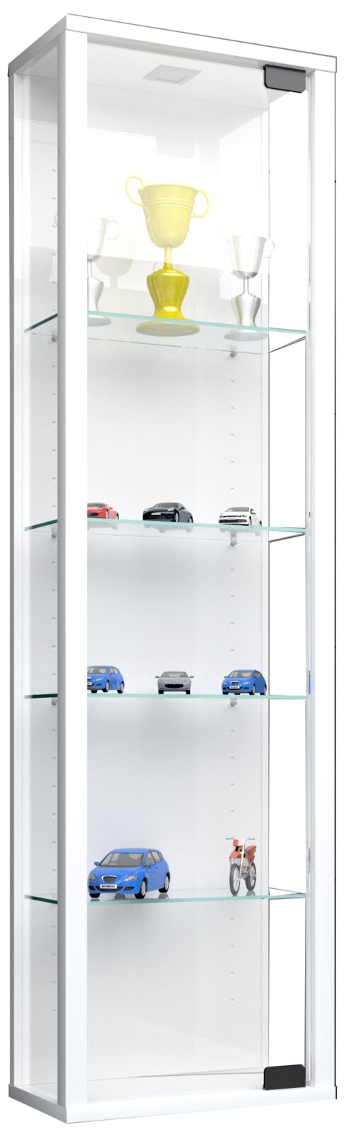 Hohe, schmale Glasvitrine mit silbernem Rahmen und mehreren Glasböden, frontal in leichter Schrägansicht von links, mit beleuchteter Präsentation von Pokalen und Modellautos