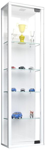Hohe, schmale Glasvitrine mit silbernem Rahmen und mehreren Glasböden, frontal in leichter Schrägansicht von links, mit beleuchteter Präsentation von Pokalen und Modellautos