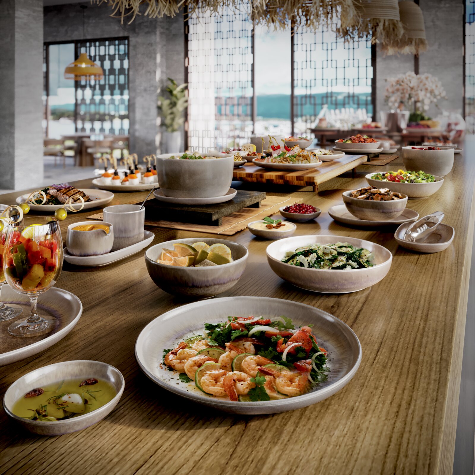 Schräg von vorn aufgenommener Blick auf ein reich gedecktes Buffet auf einem Holztisch mit Keramikschalen und Tellern, darunter Garnelensalat, Gemüse- und Obstschalen, in einem hellen Restaurant mit großen Fenstern und Ausblick.