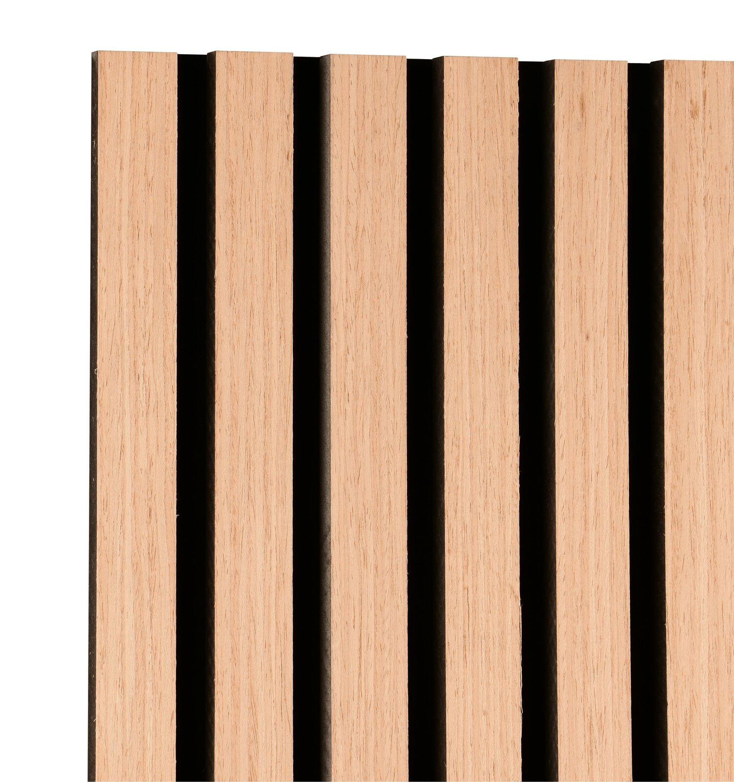 Nahaufnahme einer schmalen Wandgarderobe aus Holz mit vertikalen Lamellen.