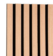 Nahaufnahme einer schmalen Wandgarderobe aus Holz mit vertikalen Lamellen.