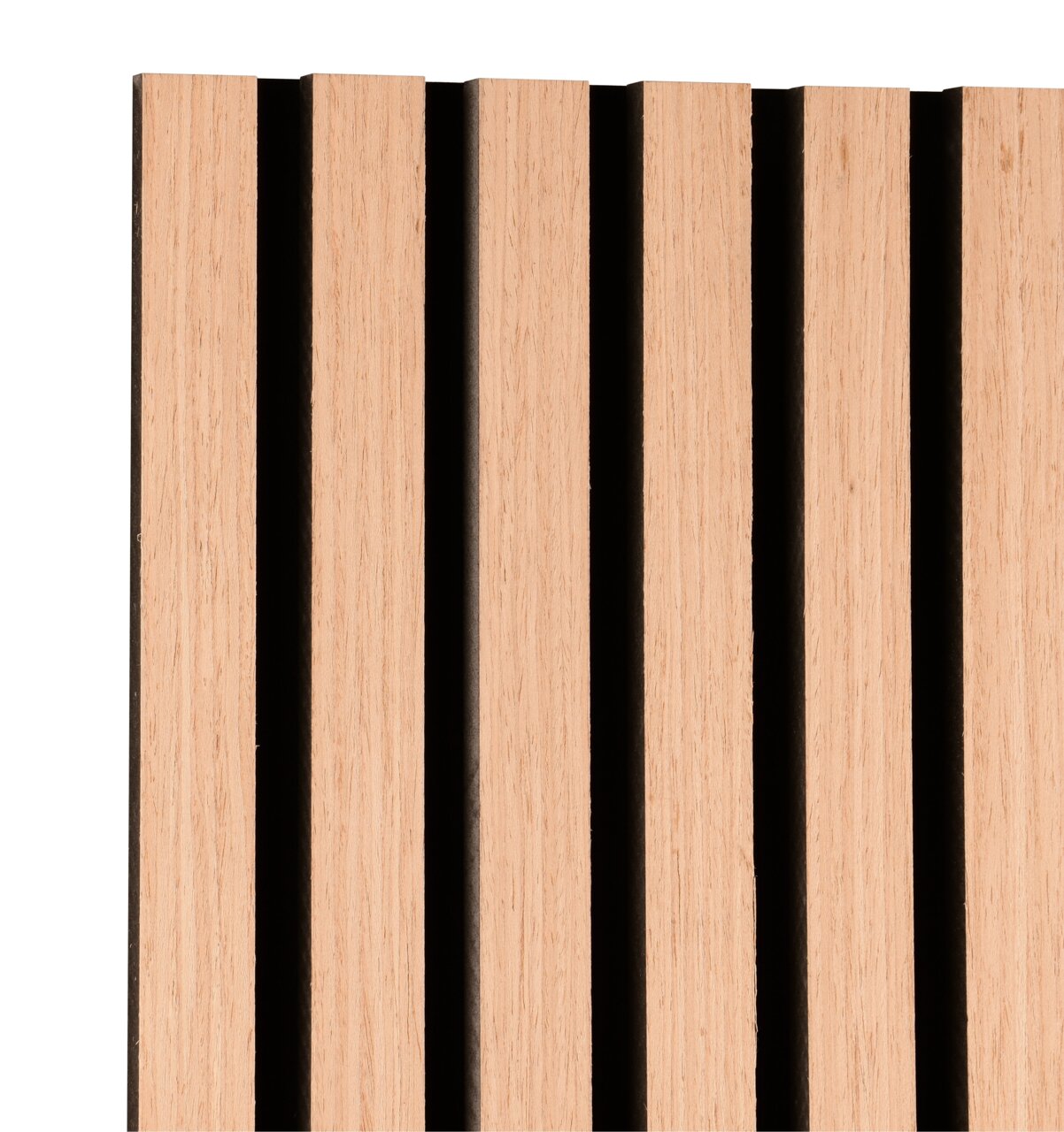 Nahaufnahme einer schmalen Wandgarderobe aus Holz mit vertikalen Lamellen.
