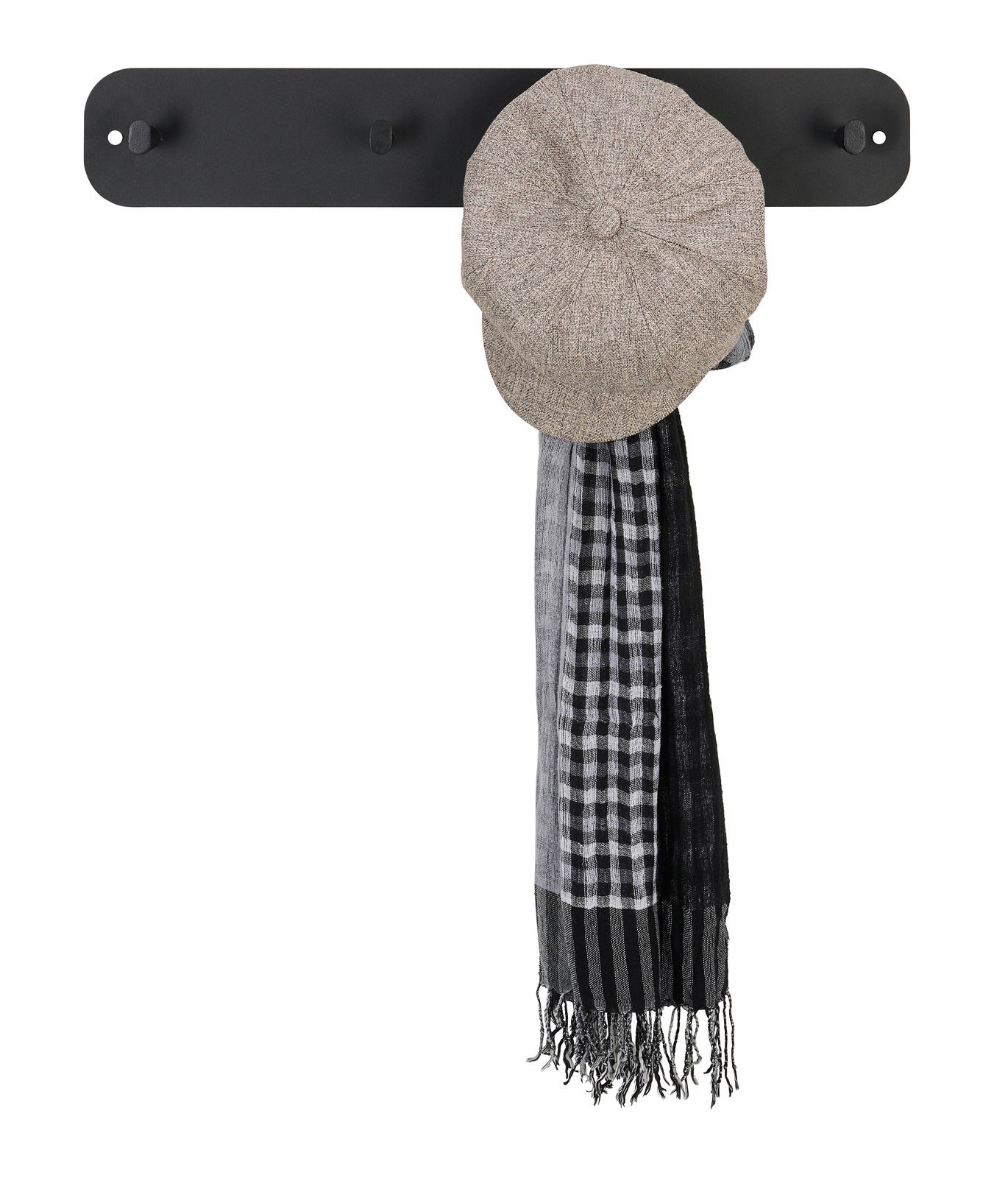 Schwarze Hakenleiste mit drei Haken, frontal abgebildet, mit einer grauen Mütze und einem karierten Schal behängt.