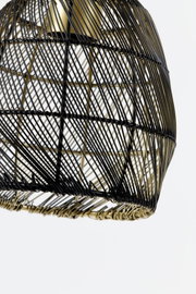 Detailopname van onderaf van een decoratieve lampenkap met zwart metalen draadwerk en goudkleurige accenten tegen een witte achtergrond