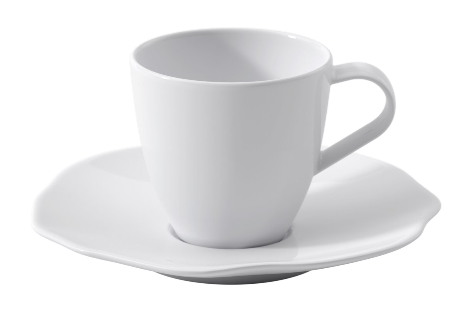 Weiße Kaffeetasse aus Porzellan mit Henkel auf passender Untertasse, in leicht schräger Seitenansicht von vorn