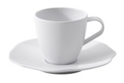 Weiße Kaffeetasse aus Porzellan mit Henkel auf passender Untertasse, in leicht schräger Seitenansicht von vorn