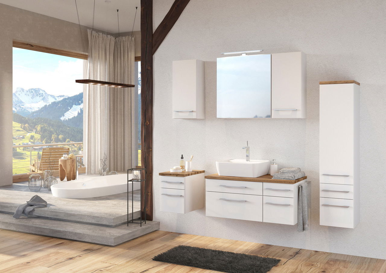 Moderner Waschbeckenunterschrank links in einem stilvollen Badezimmer mit Bergblick, seitliche Perspektive