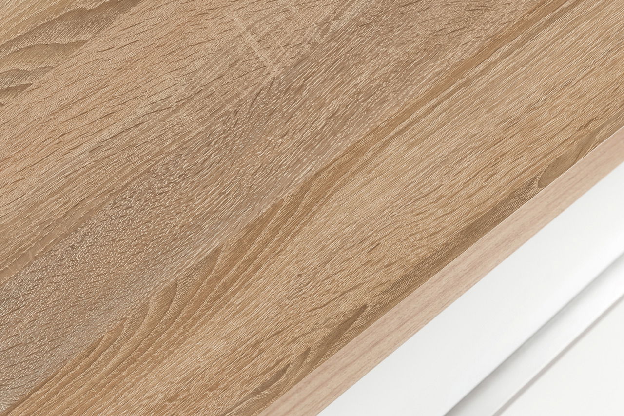 Nahaufnahme einer Holzoberfläche mit natürlicher Maserung, perspektivisch von oben fotografiert.